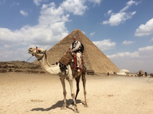 Eric a dot de chamaux aux pyramides de Gizeh